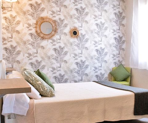 chambre double standard, chambre 2 personnes, Orange, Vaucluse, hôtel, salle de douche, tout confort