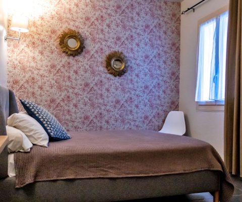 chambre double standard, lit double, chambre 2 personnes, Orange, Vaucluse, hôtel, salle de douche, tout confort
