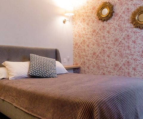 chambre double standard, lit double, chambre 2 personnes, Orange, Vaucluse, hôtel, salle de douche, tout confort